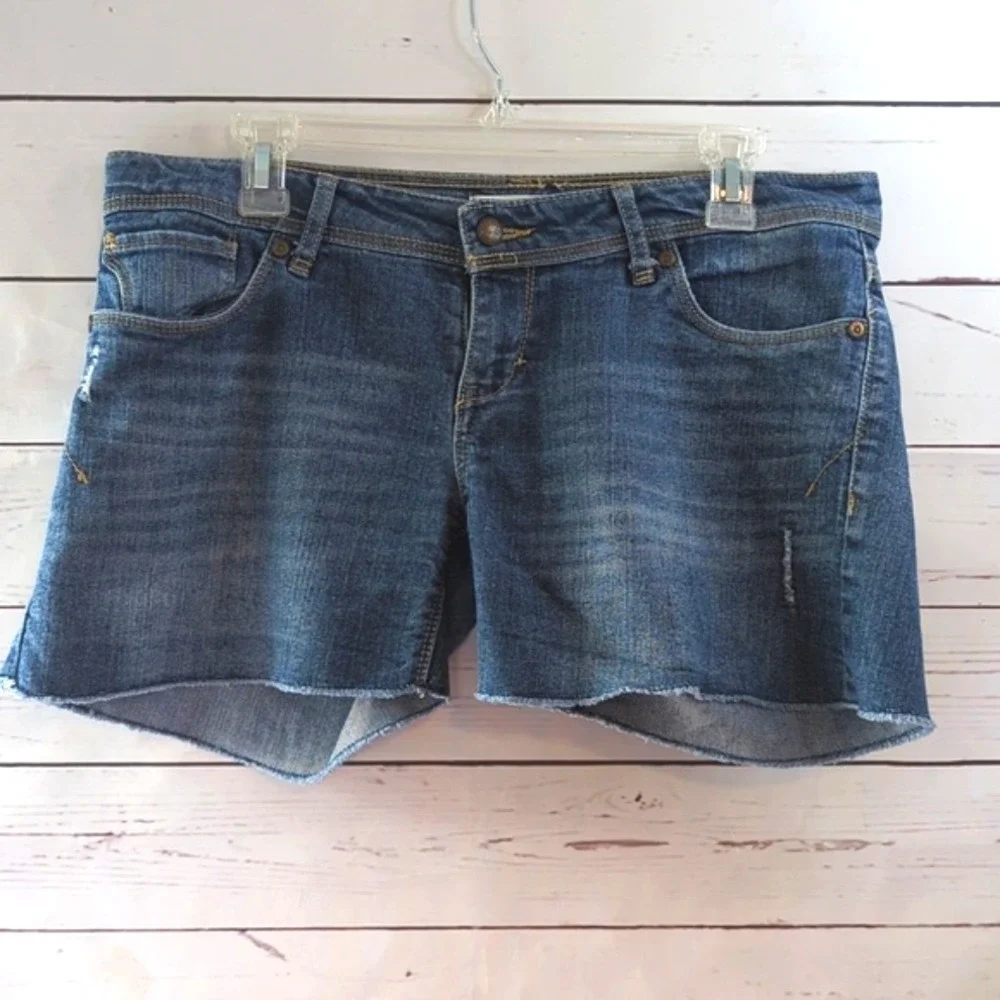 Levi's‎ Midi Y2K Jean Shorts Juniors Distressed Denim Medium Wash Women's Size 9